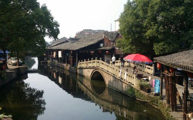 用「自动驾驶充电宝」给新能源车补能，纵目科技推出蚕丛机器人